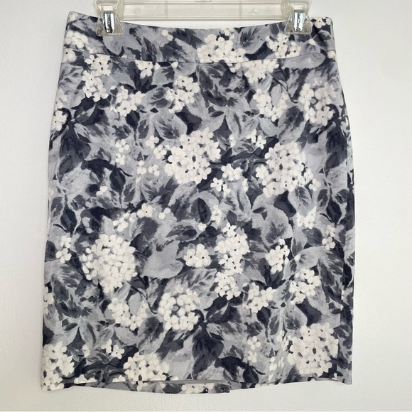 TALBOTS Floral Pencil Skirt Gray White mini skirt fully lined NWT $99 6P Petite - Picture 1 of 16